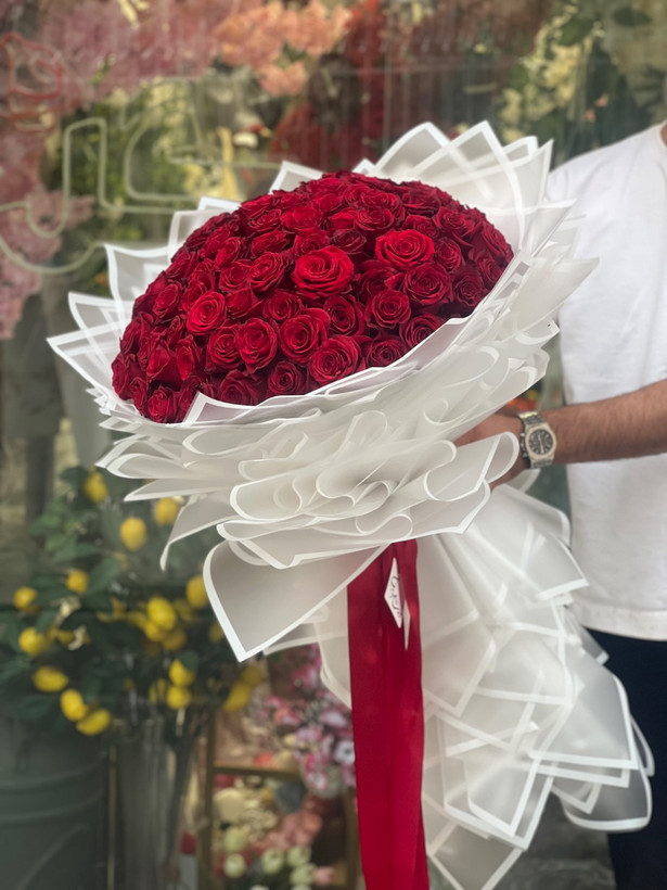 دسته گل رز هلندی ۱۰۰شاخه قرمز با کاغذ سفید