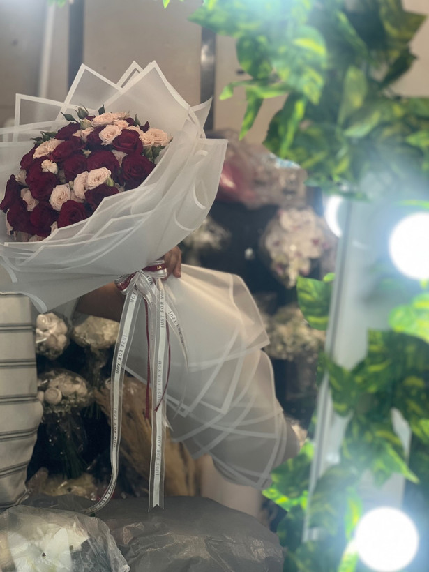 دسته گل رز هلندی قرمز با رز مینیاتوری طبیعی