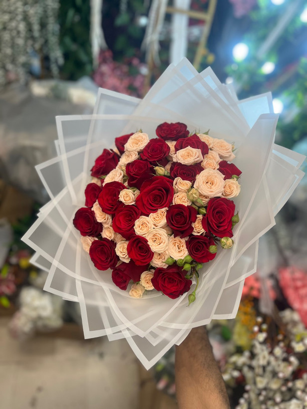دسته گل رز هلندی قرمز با رز مینیاتوری طبیعی
