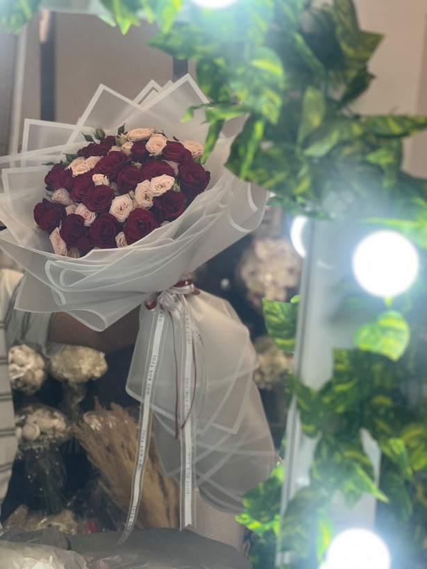 دسته گل رز هلندی قرمز با رز مینیاتوری طبیعی