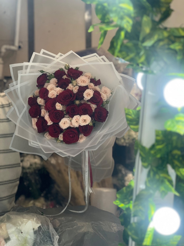 دسته گل رز هلندی قرمز با رز مینیاتوری طبیعی