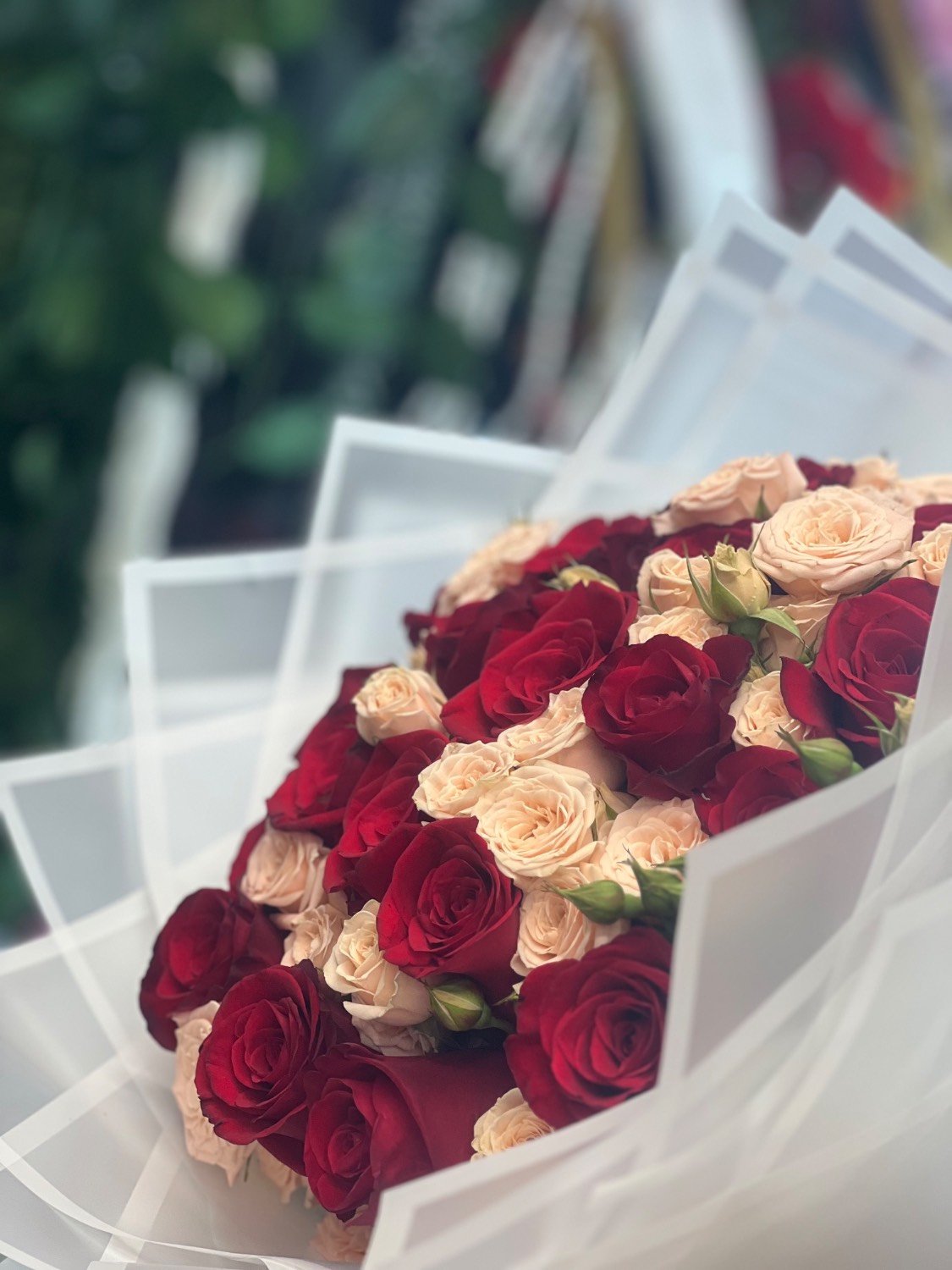 دسته گل  رز هلندی قرمز با رز مینیاتوری طبیعی