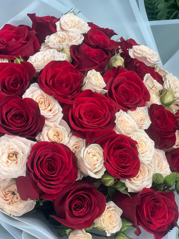 دسته گل رز هلندی قرمز با رز مینیاتوری طبیعی
