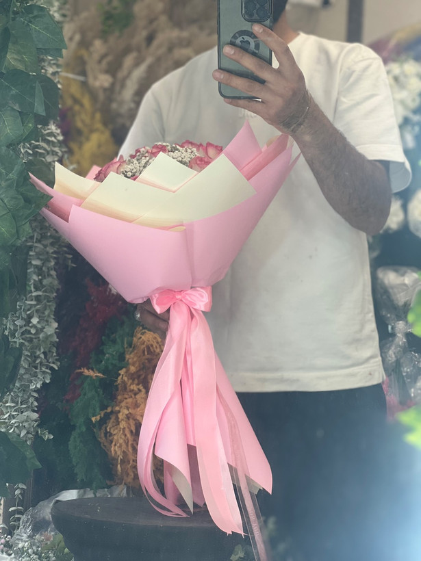 دسته گل رز جوملیا و عروس ۲۰ شاخه با کاغذ صورتی