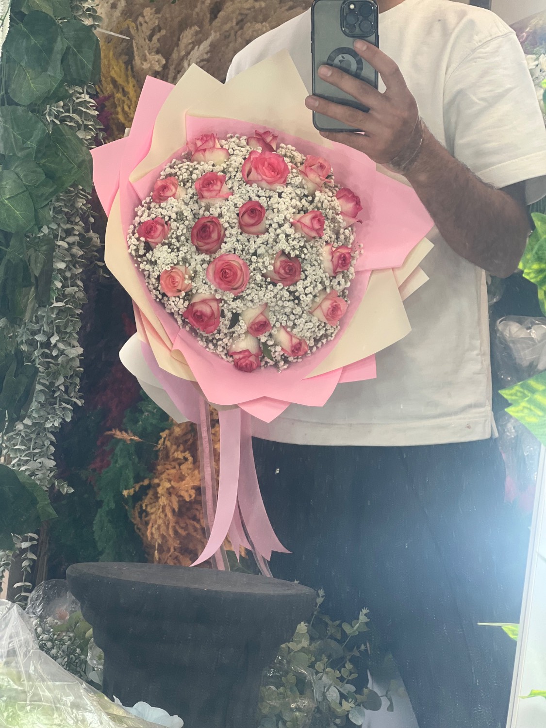 دسته گل رز جوملیا و عروس ۲۰ شاخه با کاغذ صورتی