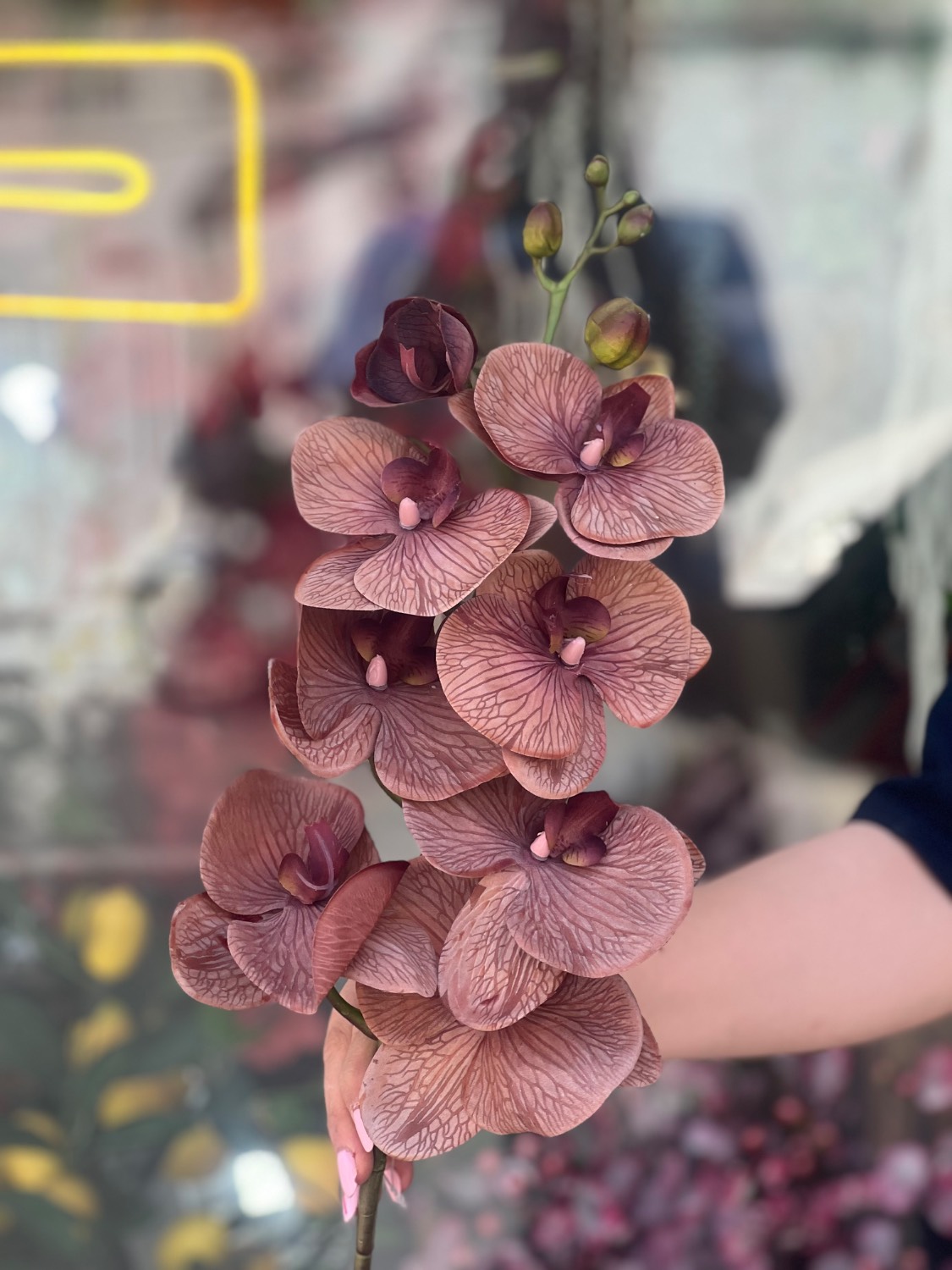 گل مصنوعی ارکیده مصنوعی ۷گل وارداتی چرمی رنگ قهوه ای