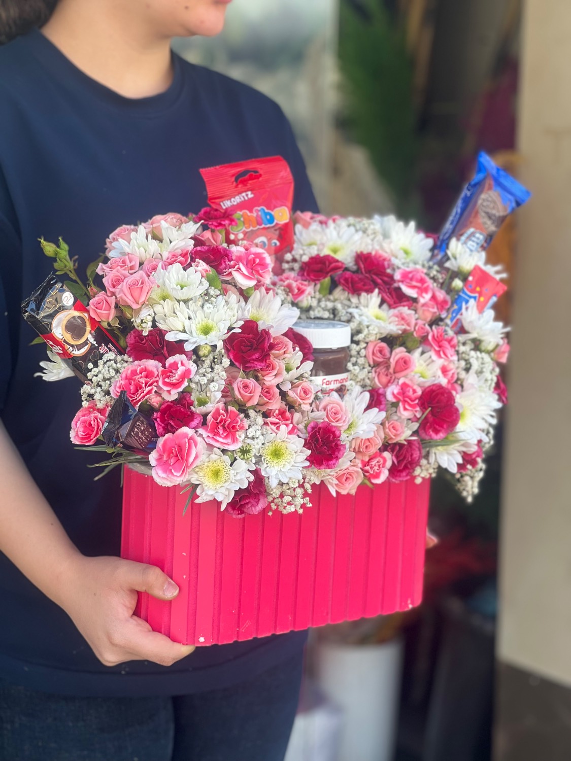 باکس گل طبیعی داوودی و رز با شکلات و پاستیل (باکس هدیه)