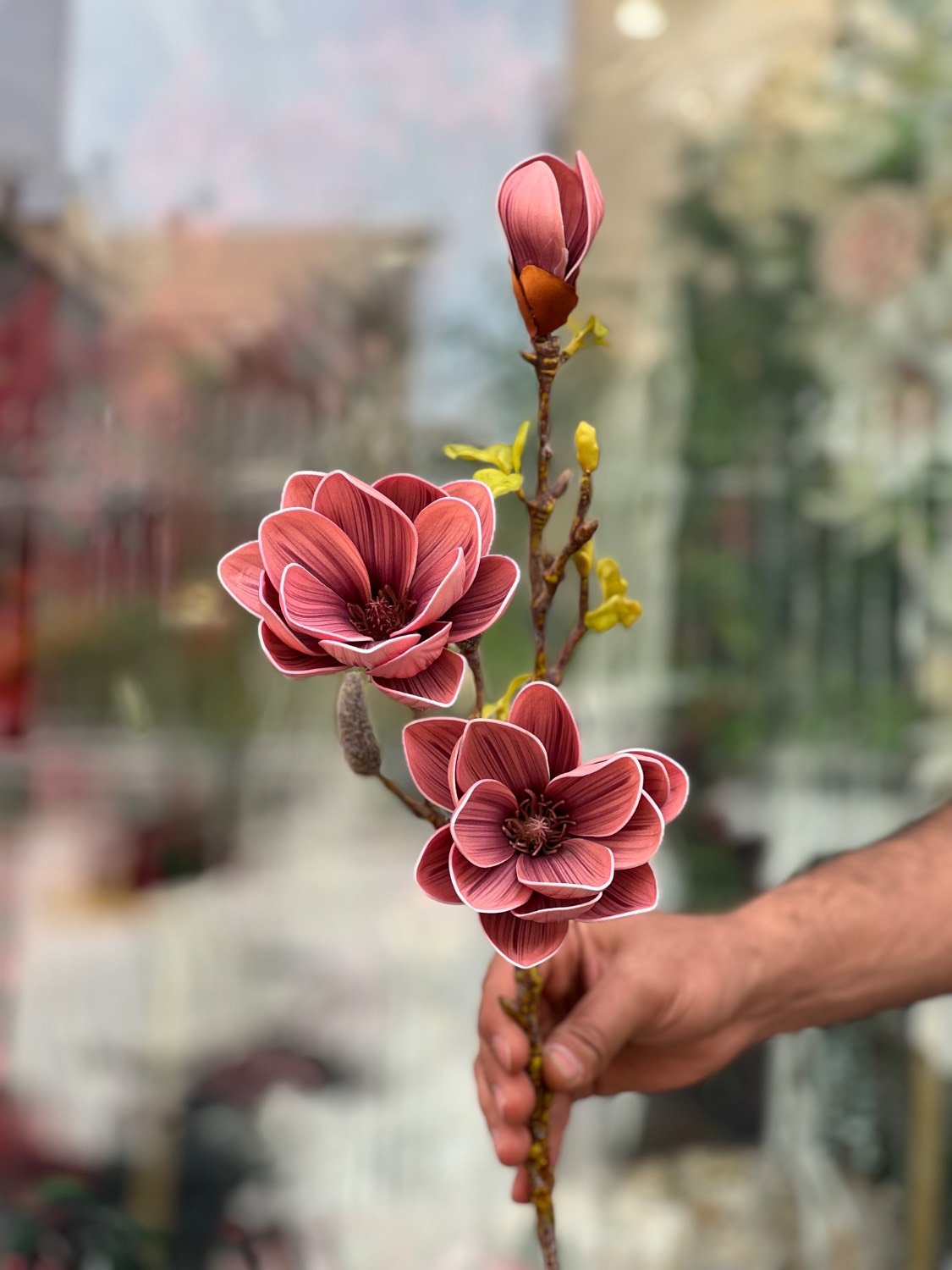 گل مصنوعی شاخه ای مگنولیا۲گل و یک غنچه رنگ کالباسی