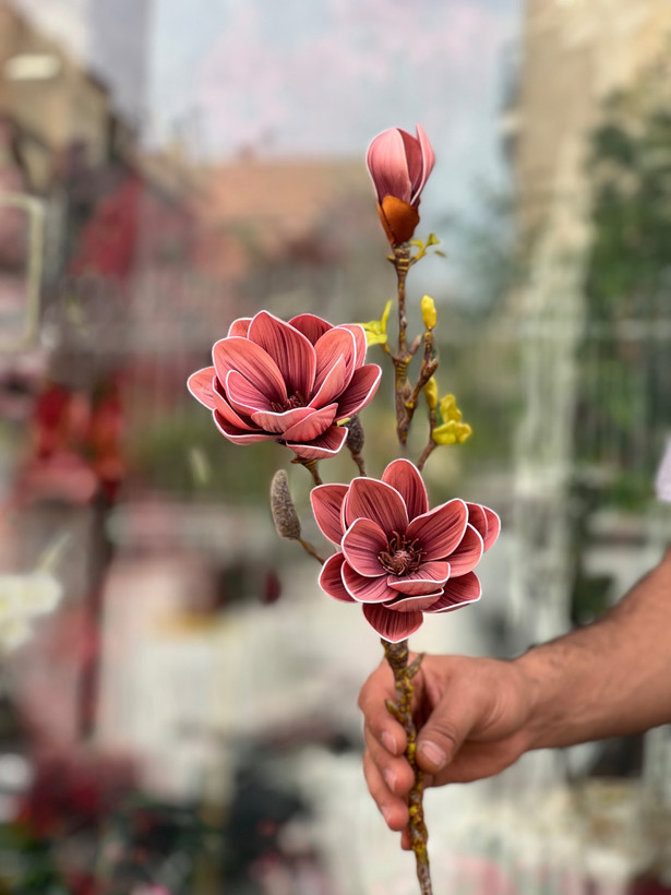 گل مصنوعی شاخه ای مگنولیا۲گل و یک غنچه رنگ کالباسی