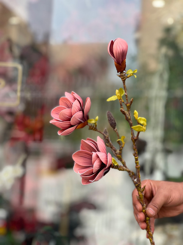 گل مصنوعی شاخه ای مگنولیا۲گل و یک غنچه رنگ کالباسی