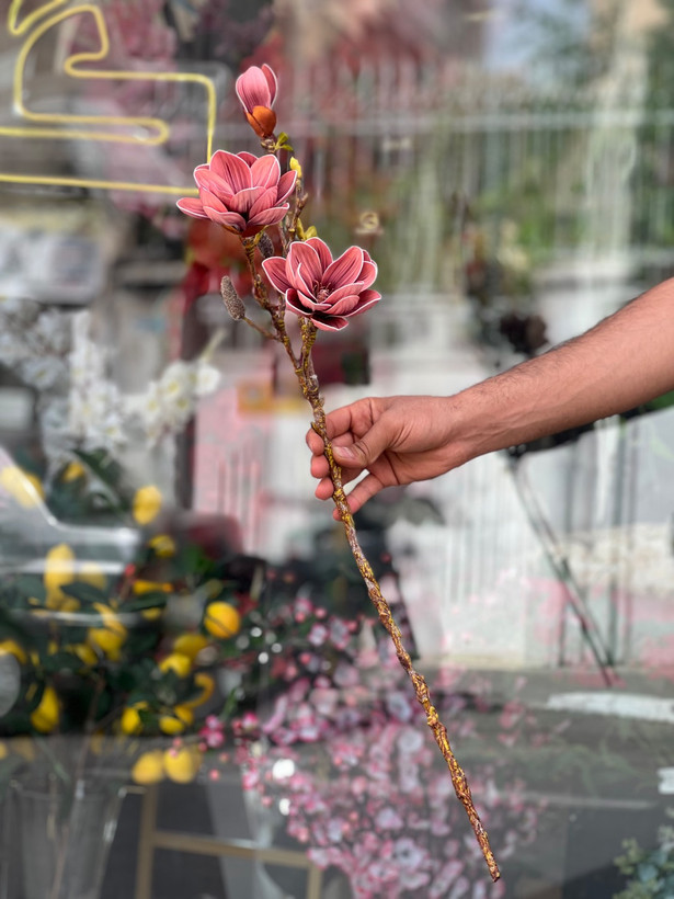 گل مصنوعی شاخه ای مگنولیا۲گل و یک غنچه رنگ کالباسی