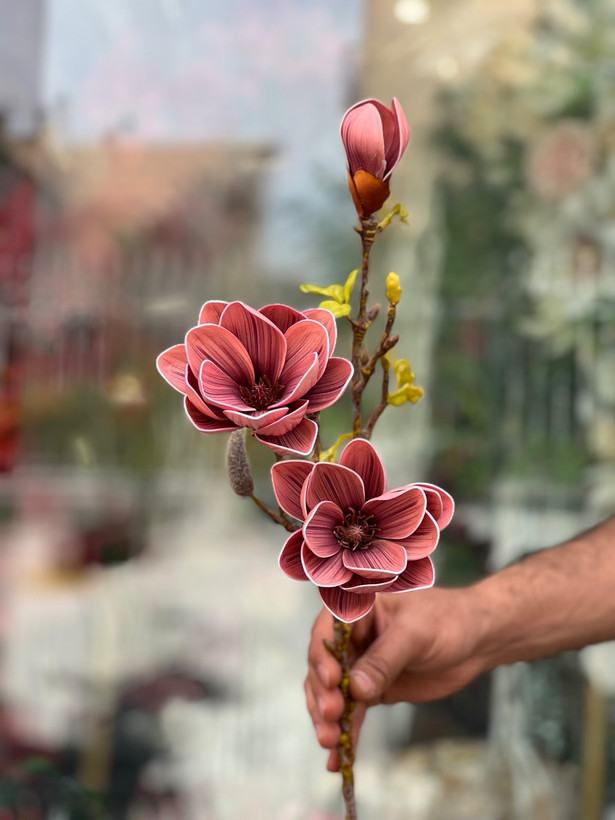 گل مصنوعی شاخه ای مگنولیا۲گل و یک غنچه رنگ کالباسی