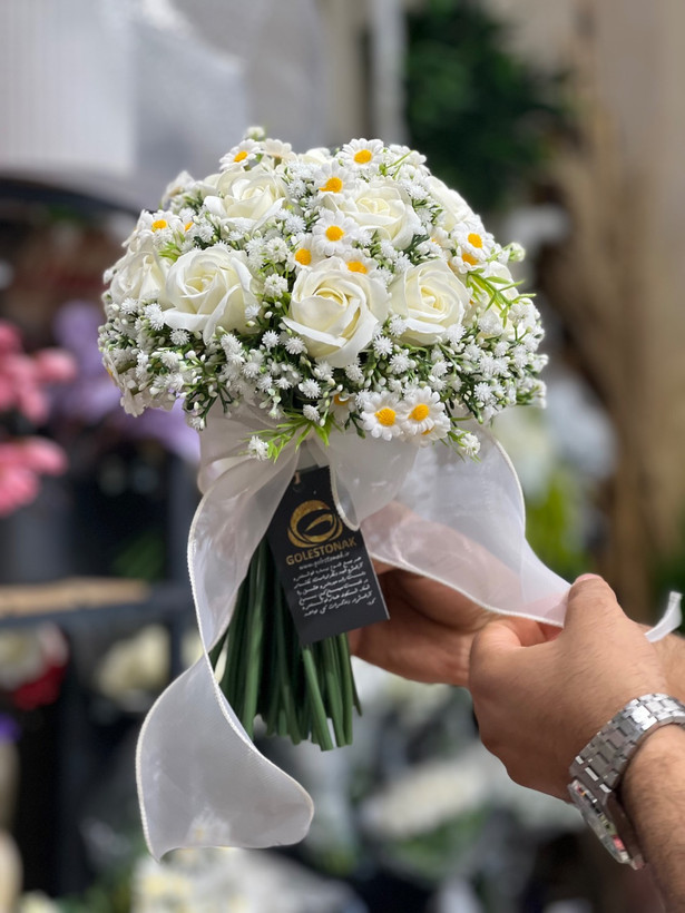 دسته گل عروس مصنوعی مدل رز و ژیپسو همراه بابونه