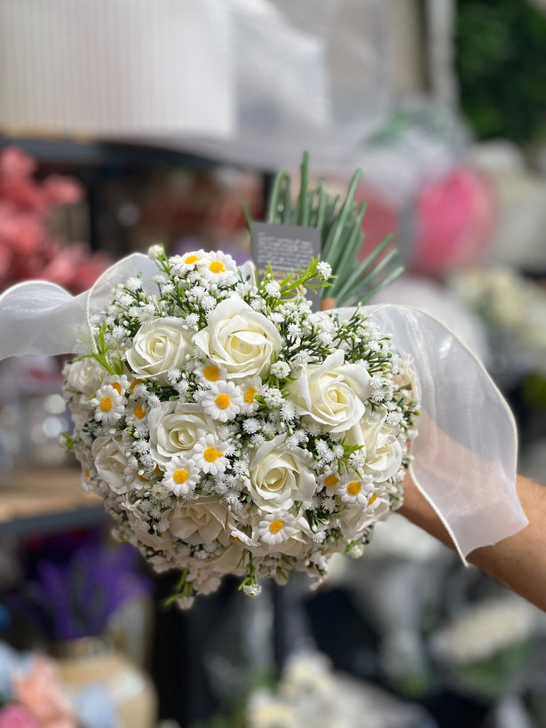 دسته گل عروس مصنوعی مدل رز و ژیپسو همراه بابونه