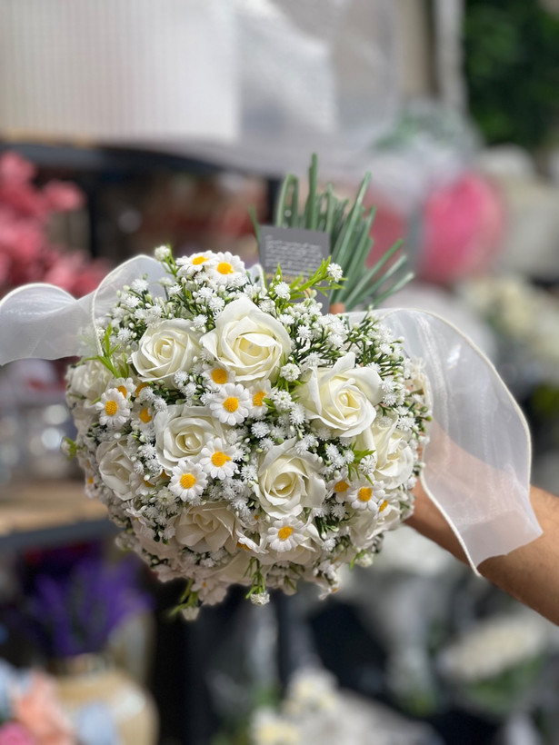 دسته گل عروس مصنوعی مدل رز و ژیپسو همراه بابونه