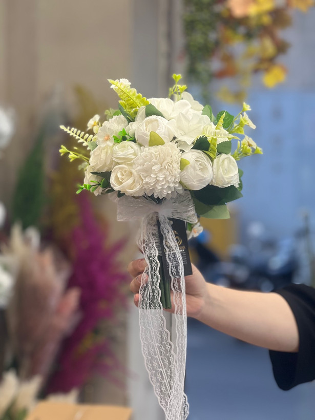 دسته گل عروس ترکیبی با برگ سبز