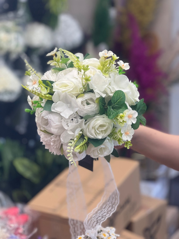 دسته گل عروس ترکیبی با برگ سبز
