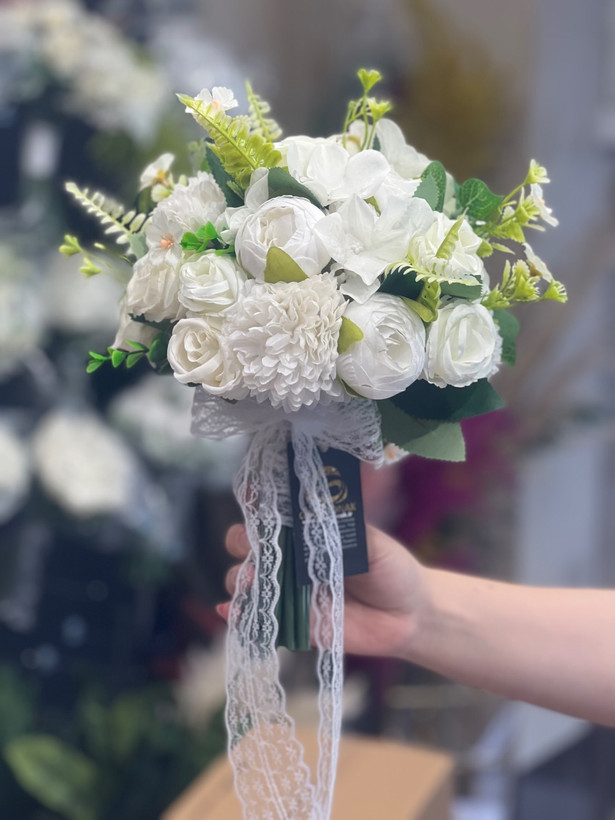 دسته گل عروس ترکیبی با برگ سبز