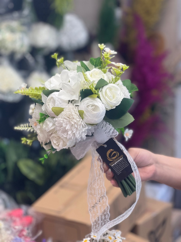 دسته گل عروس ترکیبی با برگ سبز