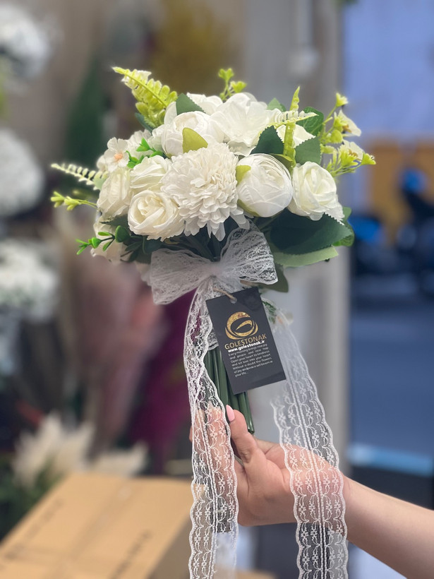 دسته گل عروس ترکیبی با برگ سبز