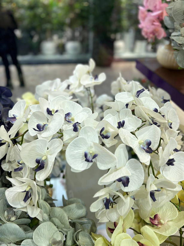 گل مصنوعی ارکیده چرمی وارداتی رنگ سفید با پرجم سرمه ای