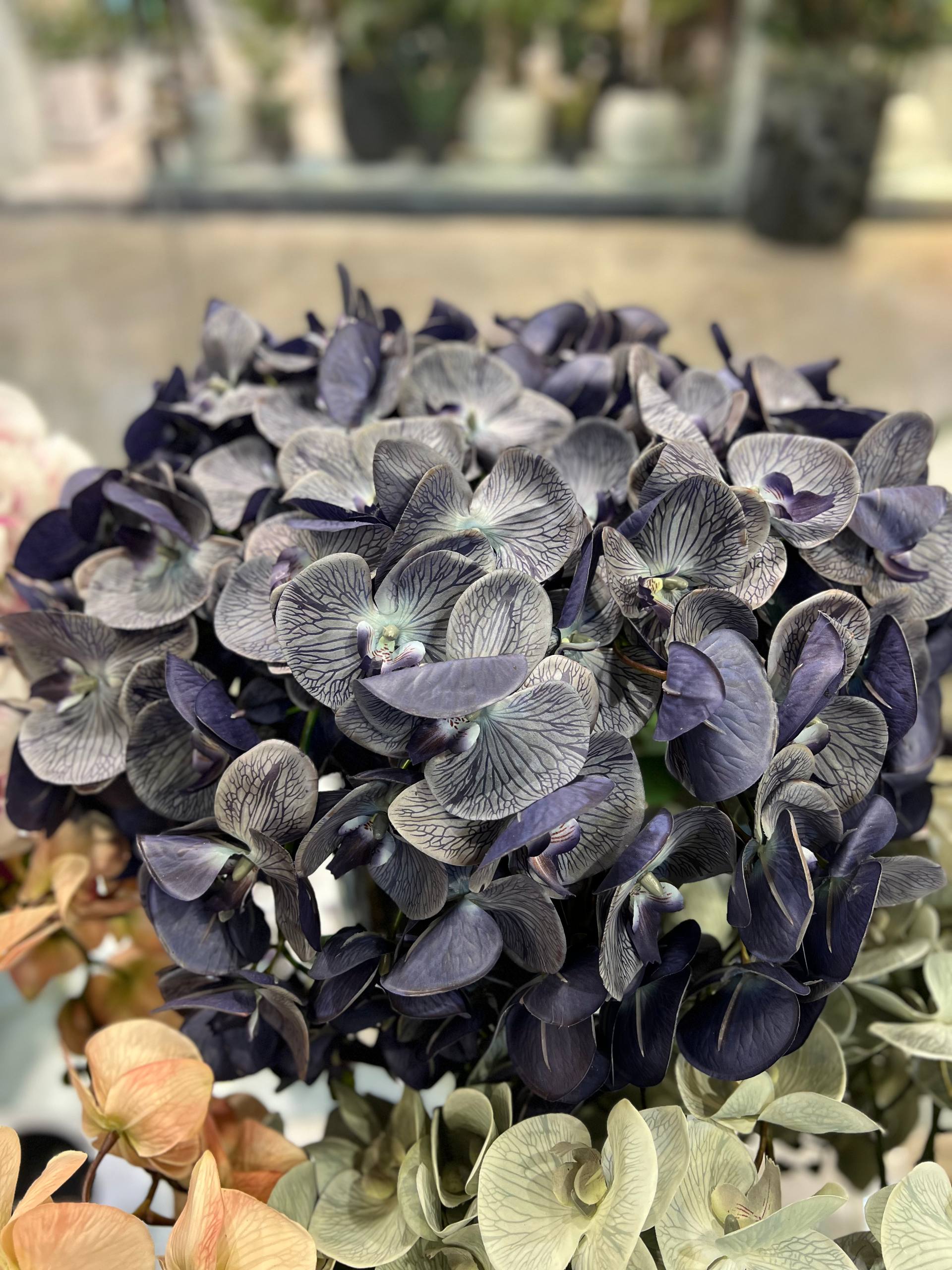 گل مصنوعی ارکیده چرمی وارداتی (تم آبی بنفش سرمه ای)