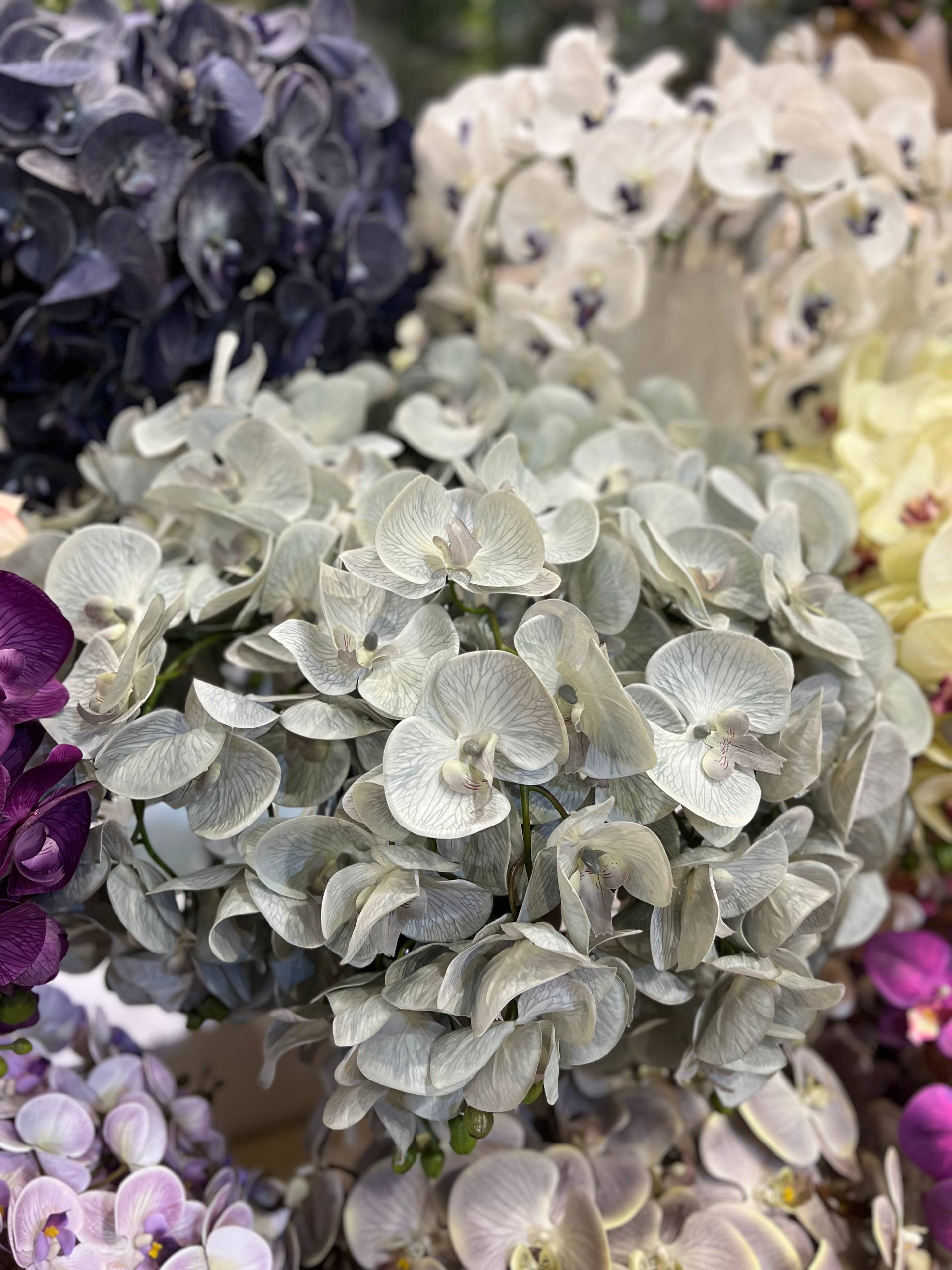 گل مصنوعی ارکیده چرمی وارداتی رنگ طوسی
