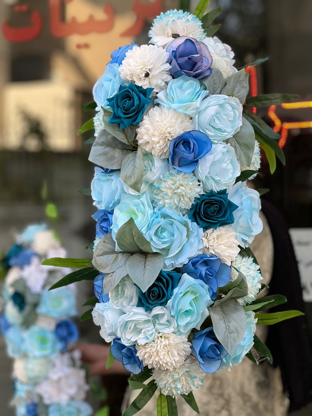 اجاره ریسه گل مصنوعی تم آبی با گلهای وارداتی درجه۱ روزانه دو عددی