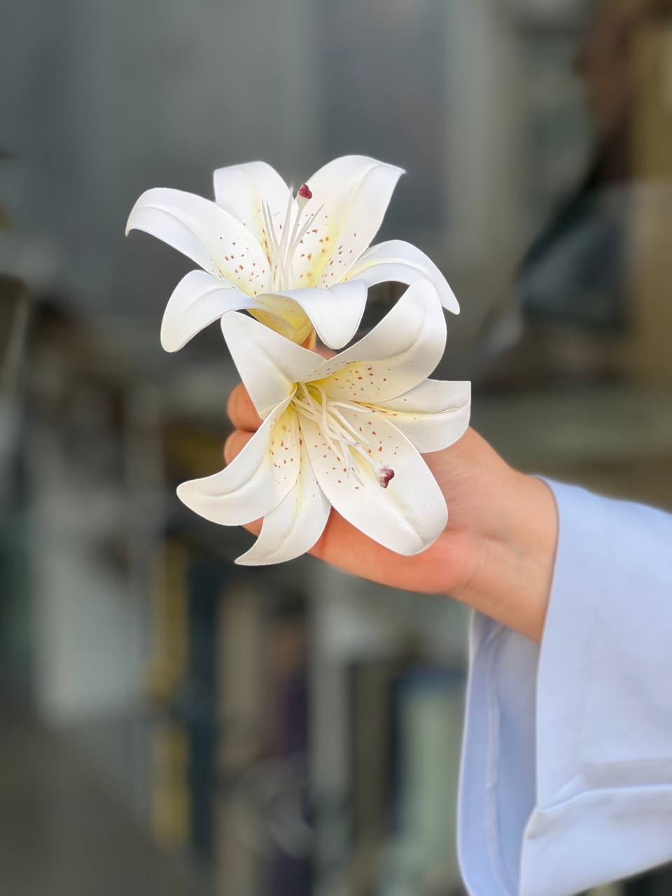 سرگل لیلیوم لمسی وارداتی سفید خالدار قطر ۱۵ سانت