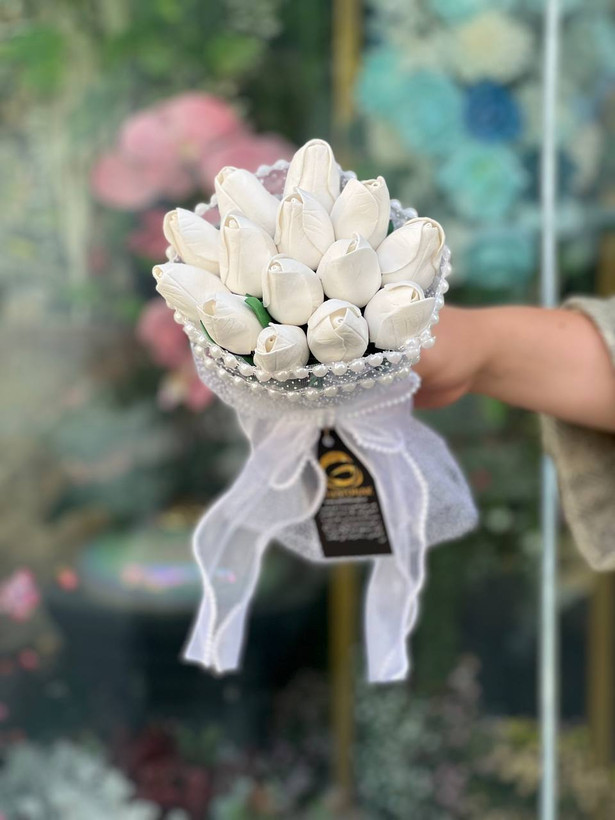 دسته گل عروس مصنوعی مدل لاله ۱۴شاخه با تور برفی و ربان مرواریدی