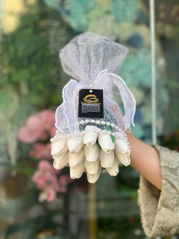 دسته گل عروس مصنوعی مدل لاله ۱۴شاخه با تور برفی و ربان مرواریدی