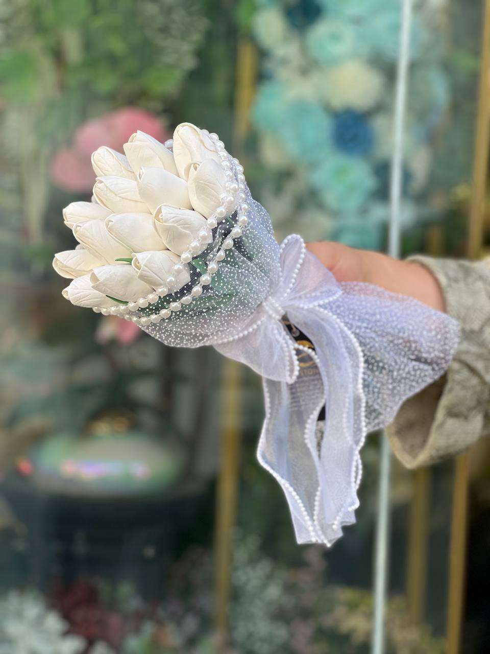 دسته گل عروس مصنوعی مدل لاله ۱۴شاخه با تور برفی و ربان مرواریدی