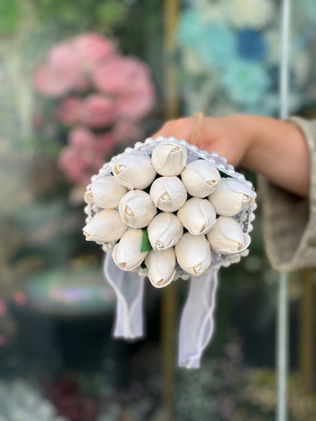 دسته گل عروس مصنوعی مدل لاله ۱۴شاخه با تور برفی و ربان مرواریدی