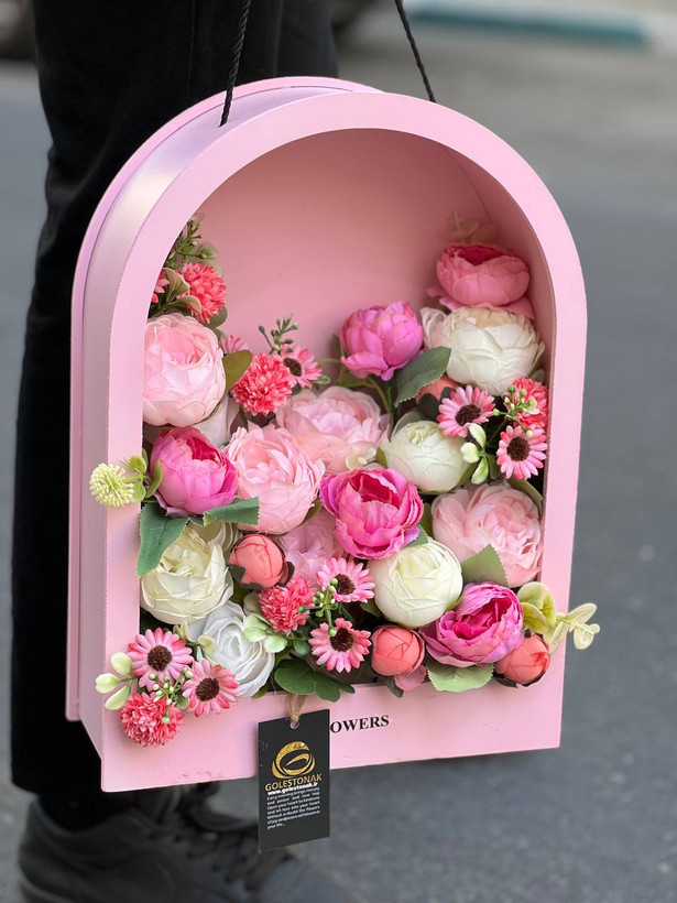باکس گل مصنوعی ژورنالی مدل کیفی تم صورتی با گلهای پیونی وارداتی