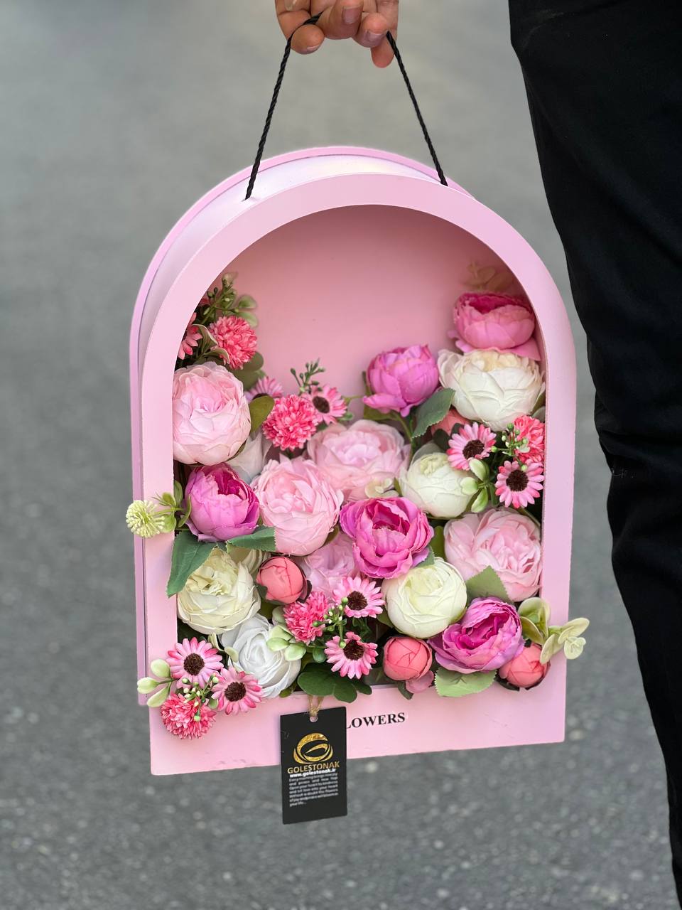 باکس گل مصنوعی ژورنالی مدل کیفی تم صورتی با گلهای پیونی وارداتی