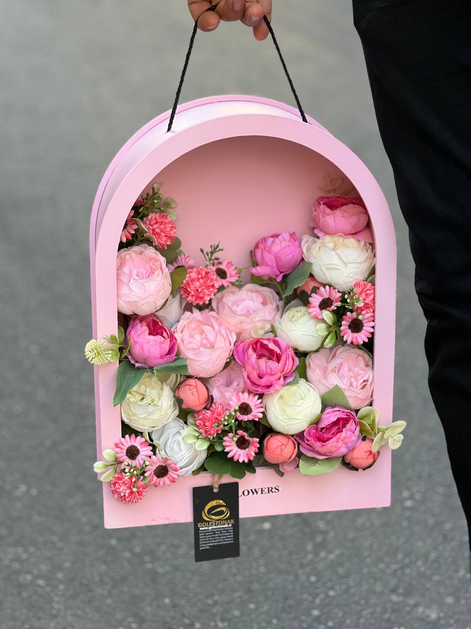 باکس گل مصنوعی ژورنالی مدل کیفی تم صورتی با گلهای پیونی وارداتی