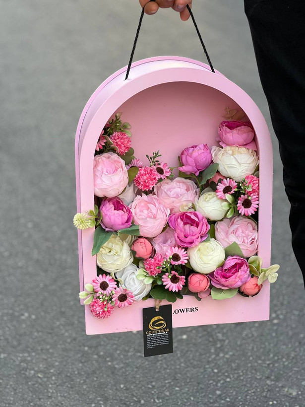 باکس گل مصنوعی ژورنالی مدل کیفی تم صورتی با گلهای پیونی وارداتی