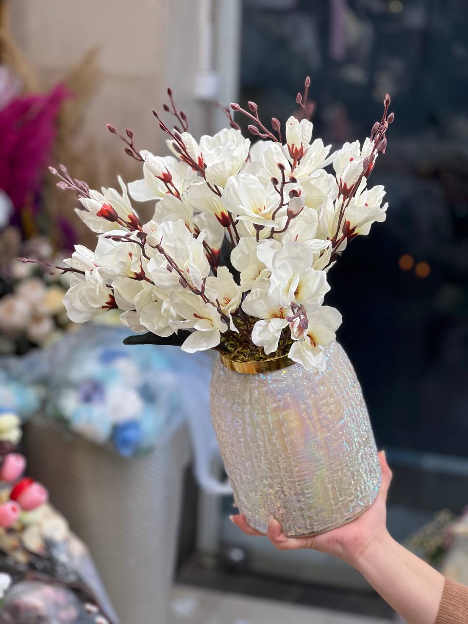 بوته آلستر با گلدون شیشه ای سفید