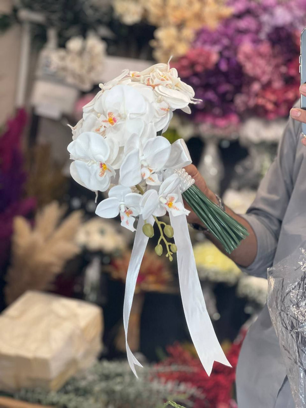 دسته گل عروس مدل ارکیده آبشاری سفید همراه گل کت داماد
